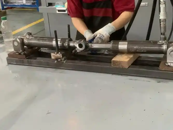 Waar moet op worden gelet bij het demonteren van een hydraulische cilinder?